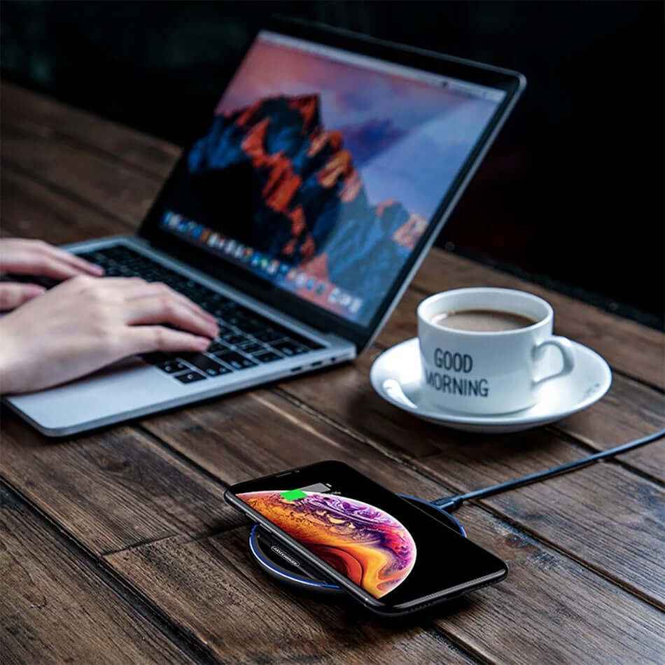 Wireless Fast Charging Pad for iPhone and Samsung - High-Speed Wireless Charger